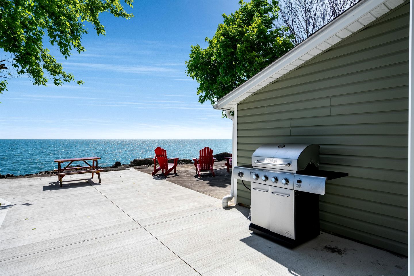 Cozy Cottage with Beautiful Views of Lake Erie from the Private Deck in Kingsville, Ontario