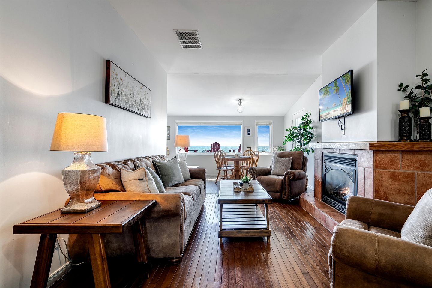 Cozy Cottage with Beautiful Views of Lake Erie from the Private Deck in Kingsville, Ontario