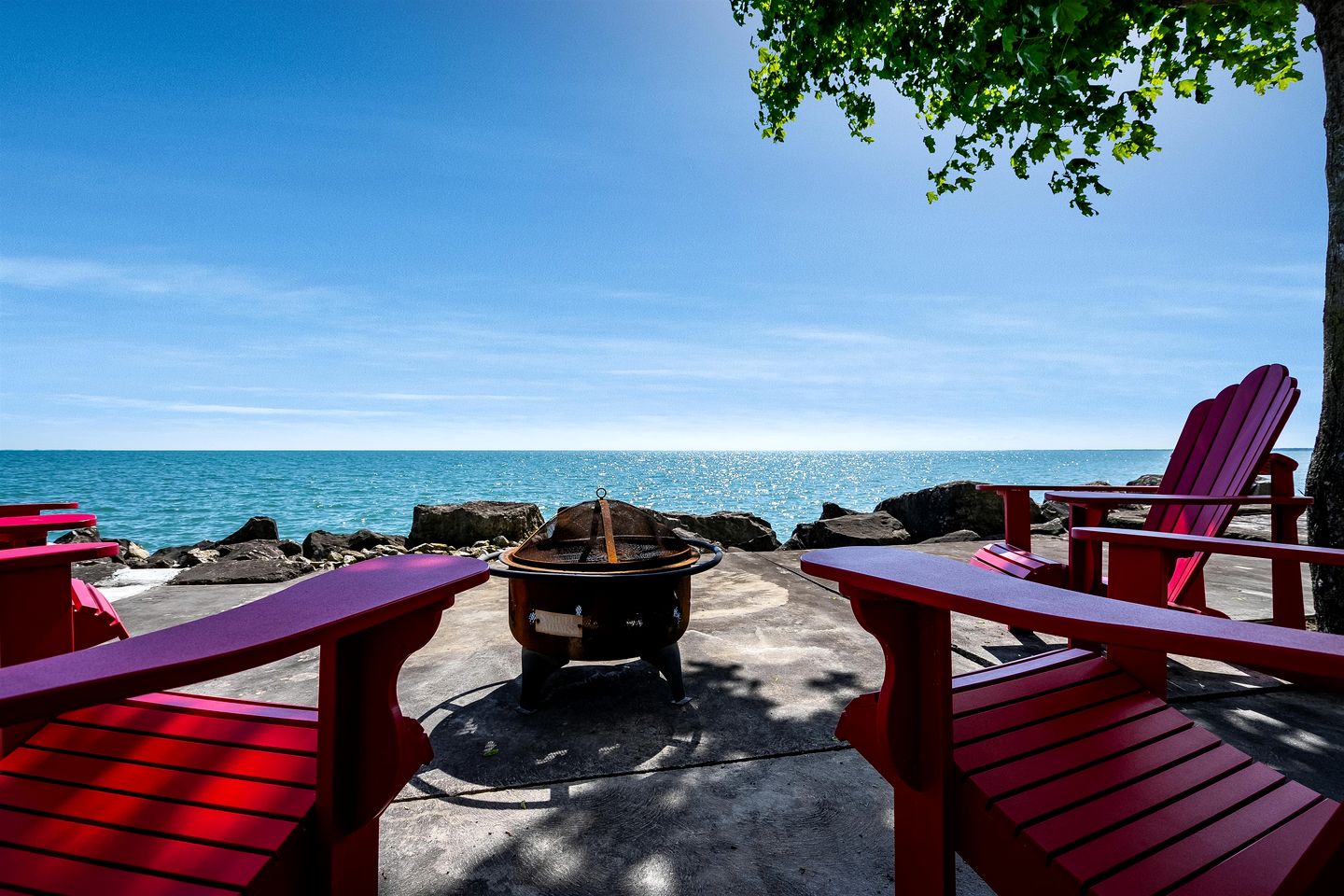 Cozy Cottage with Beautiful Views of Lake Erie from the Private Deck in Kingsville, Ontario