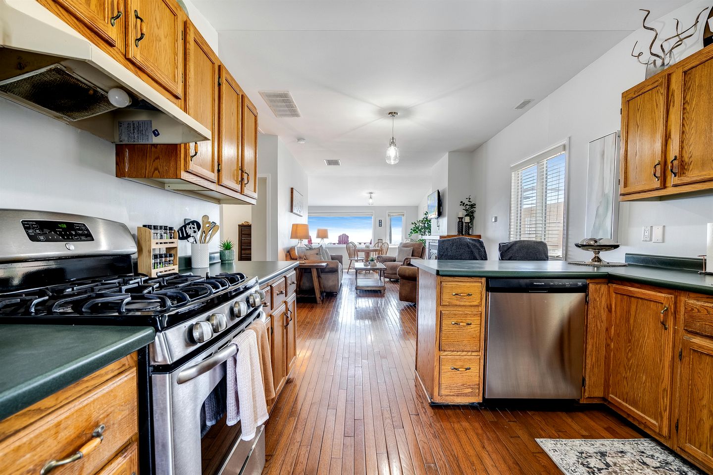 Cozy Cottage with Beautiful Views of Lake Erie from the Private Deck in Kingsville, Ontario