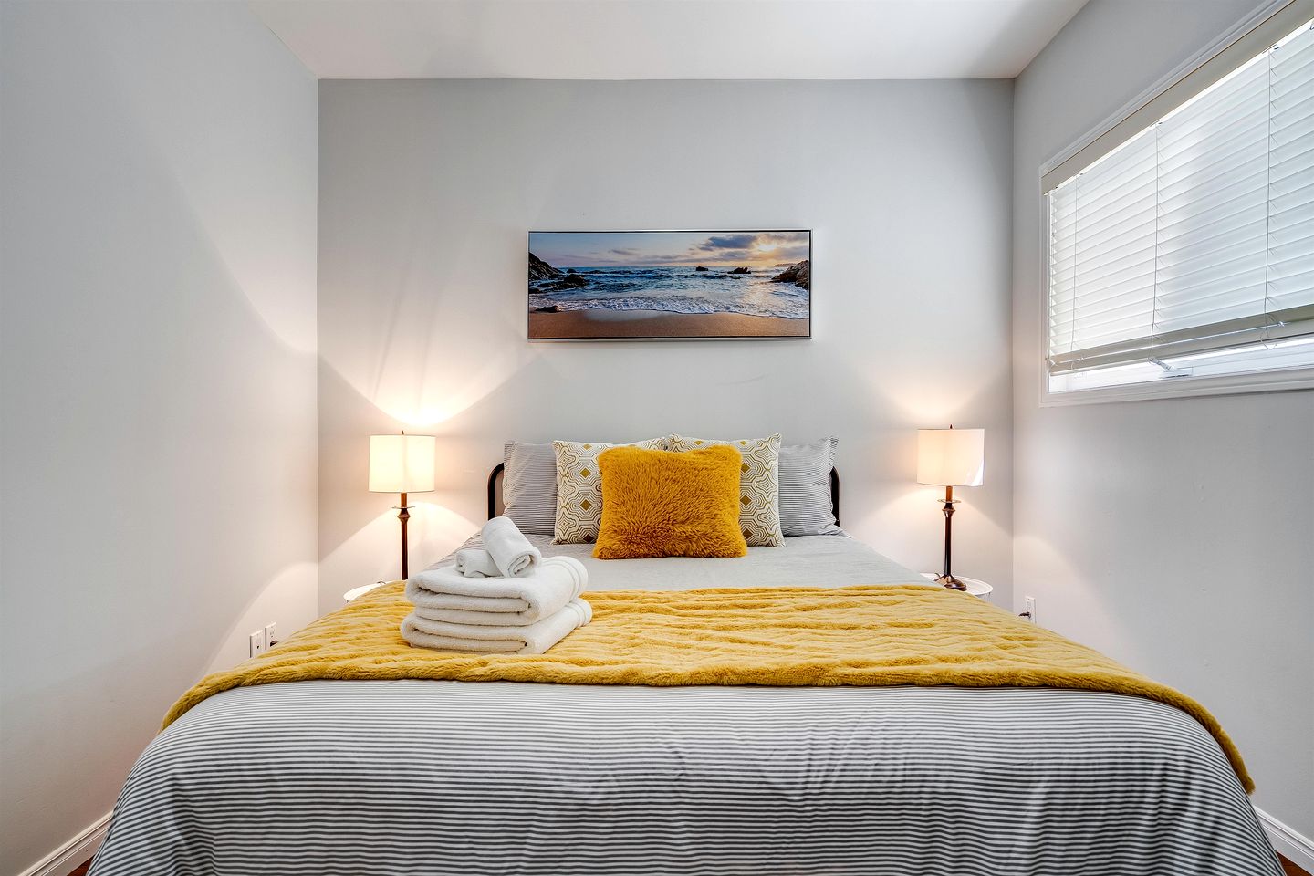 Cozy Cottage with Beautiful Views of Lake Erie from the Private Deck in Kingsville, Ontario