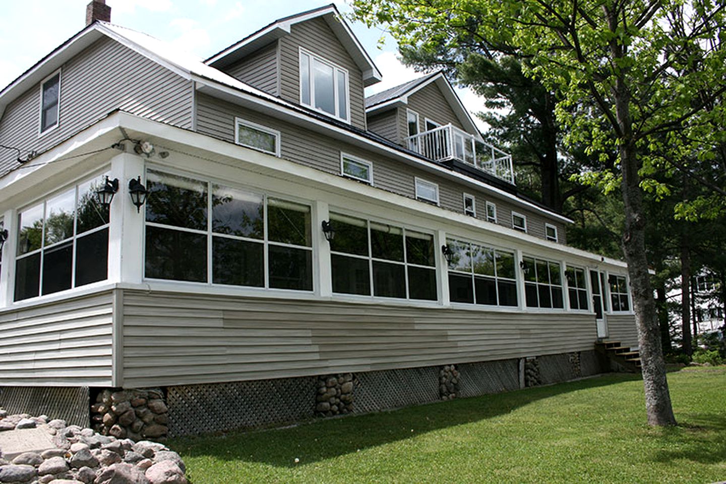 Cozy Cottage Rental with Stunning Views of Hawk Lake in Ontario, Canada