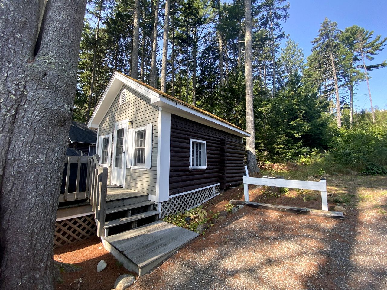 Cozy Cottage with Private Deck near West Penobscot Bay, Maine