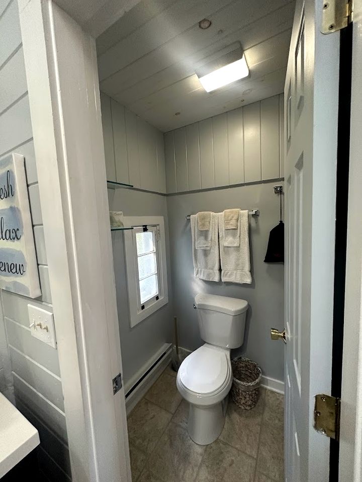 Cozy Cottage with Private Deck near West Penobscot Bay, Maine