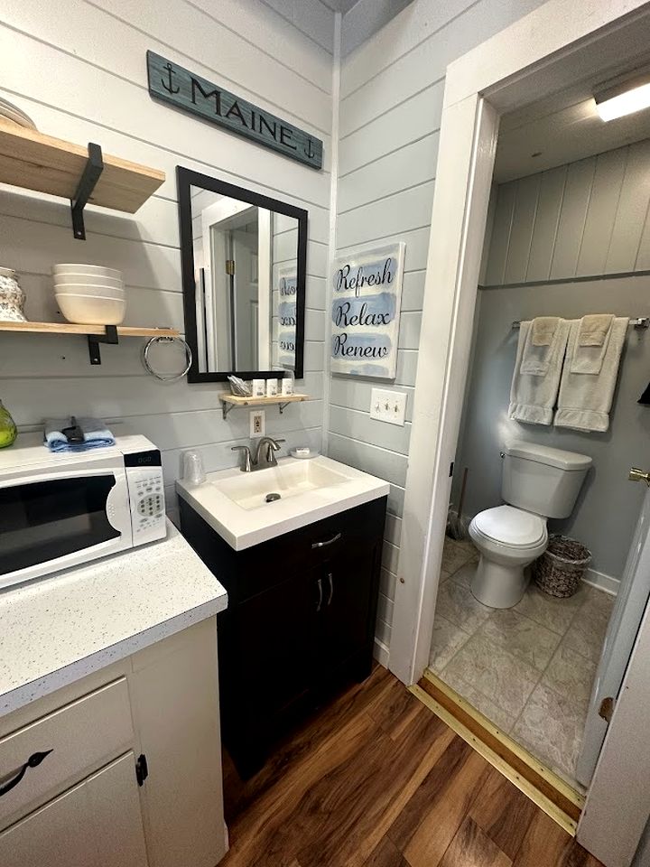 Cozy Cottage with Private Deck near West Penobscot Bay, Maine