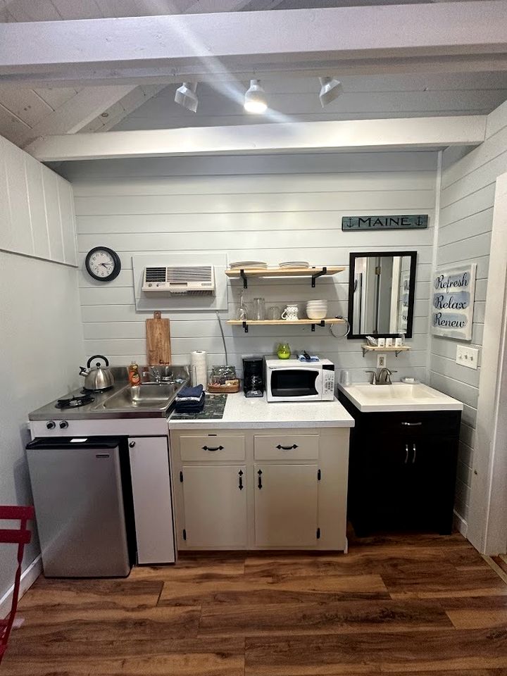 Cozy Cottage with Private Deck near West Penobscot Bay, Maine