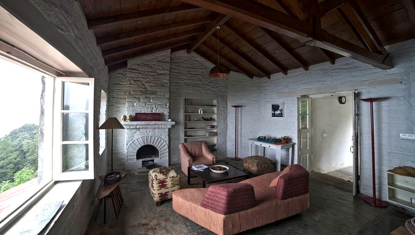 Cozy Couples Luxury Suite with Veranda in the Himalayas, India