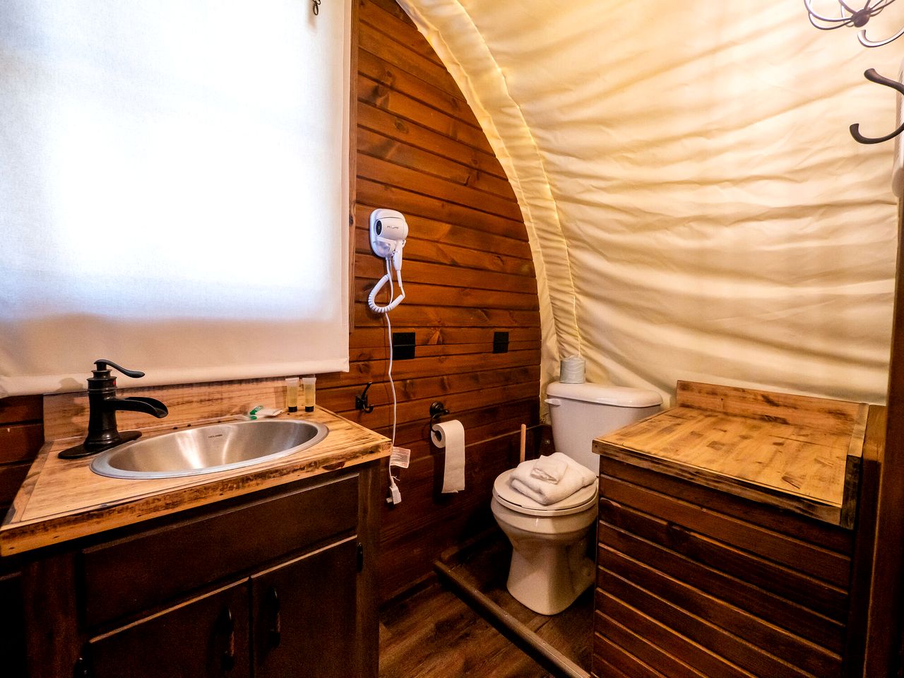 Cozy Covered Wagon for a Unique Glamping Experience in Beaumont, Kansas