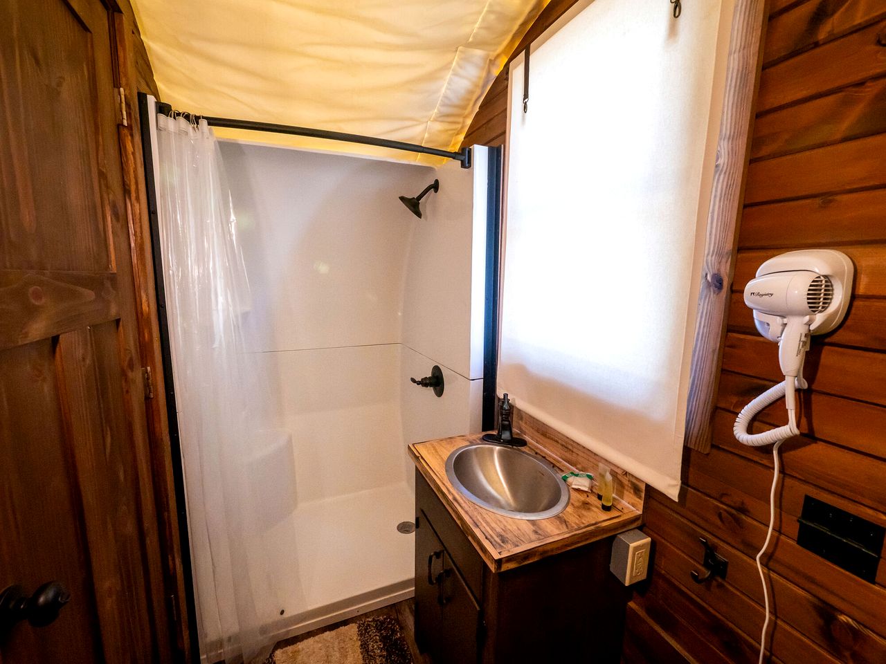 Cozy Covered Wagon for a Unique Glamping Experience in Beaumont, Kansas