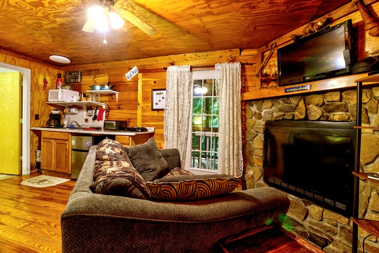 Romantic Log Cabin in Wooded Setting near Cherokee, North Carolina | Log Cabins (Cherokee, North Carolina, United States of America)