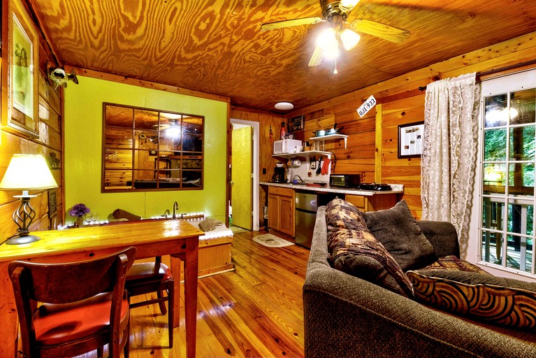 Romantic Log Cabin in Wooded Setting near Cherokee, North Carolina | Log Cabins (Cherokee, North Carolina, United States of America)