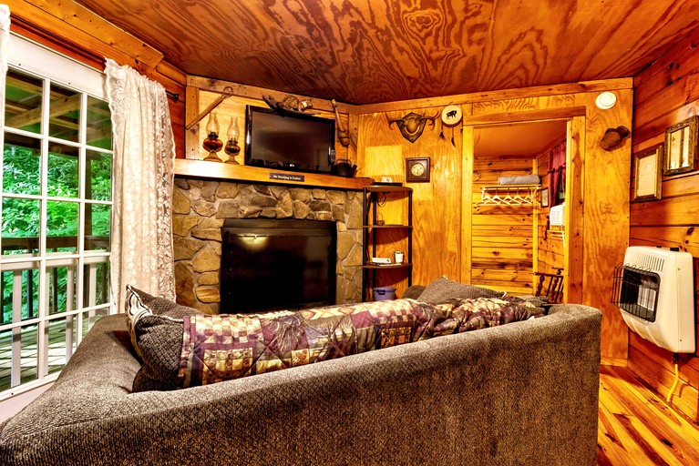 Romantic Log Cabin in Wooded Setting near Cherokee, North Carolina | Log Cabins (Cherokee, North Carolina, United States of America)