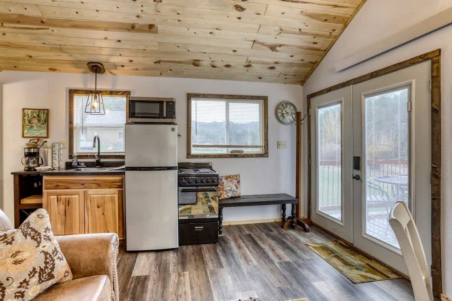 Vibrant Creekside Cabin Haven near Battle Creek River in South Dakota