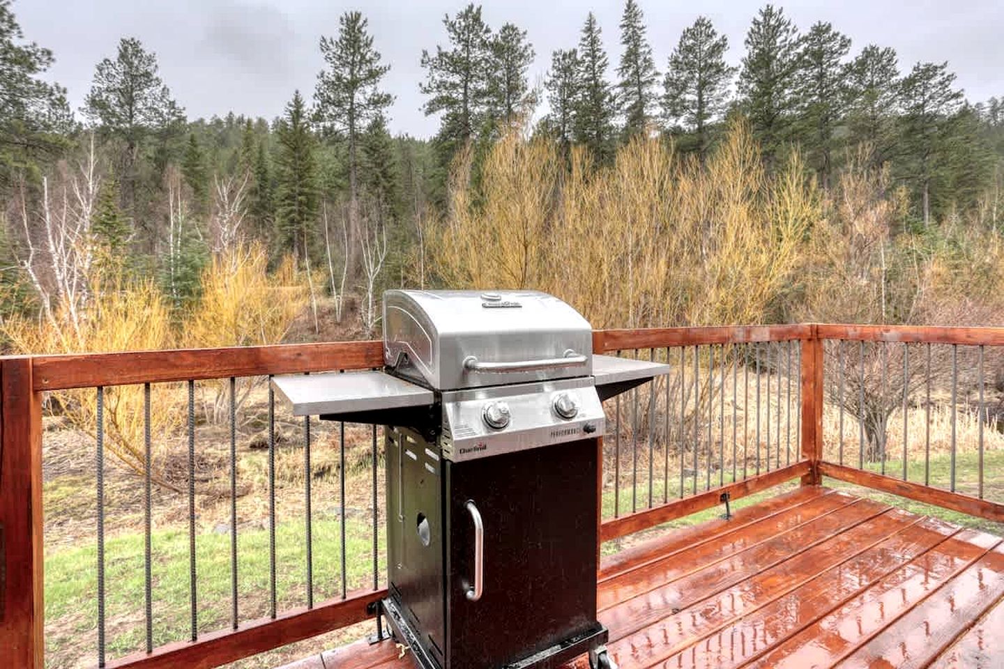 Vibrant Creekside Cabin Haven near Battle Creek River in South Dakota