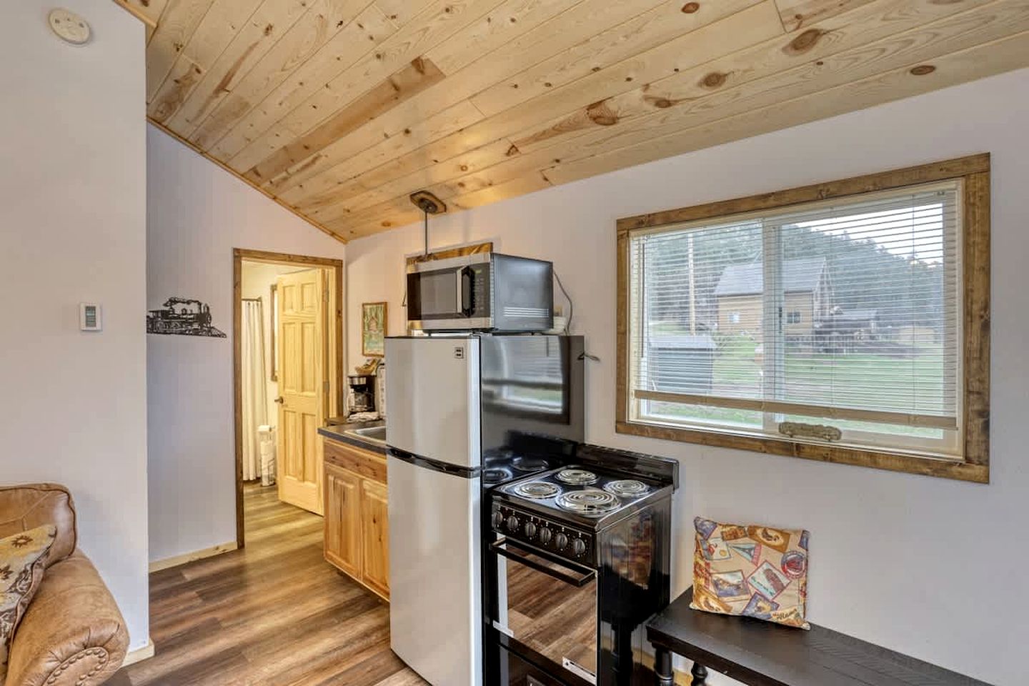 Vibrant Creekside Cabin Haven near Battle Creek River in South Dakota