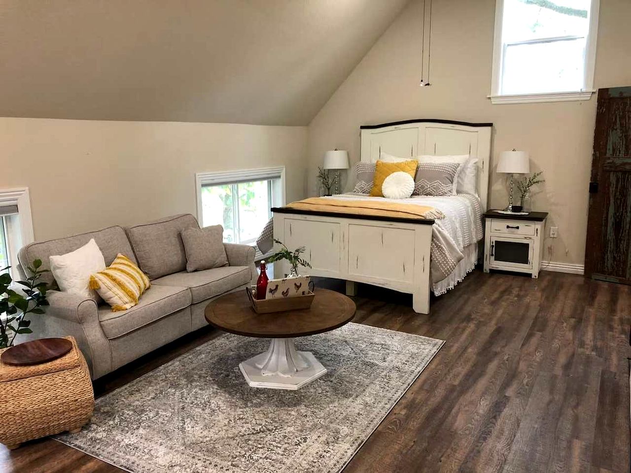 Cozy Farmhouse Loft Retreat with Garage & Scenic Views in Siloam Springs, Arkansas