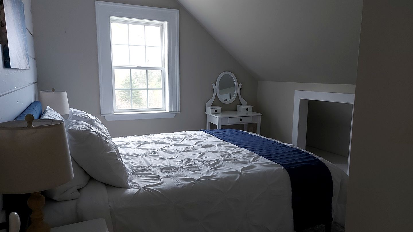 E﻿xperience Nature's Beauty: District of Guysborough Lakefront Cottage Escape