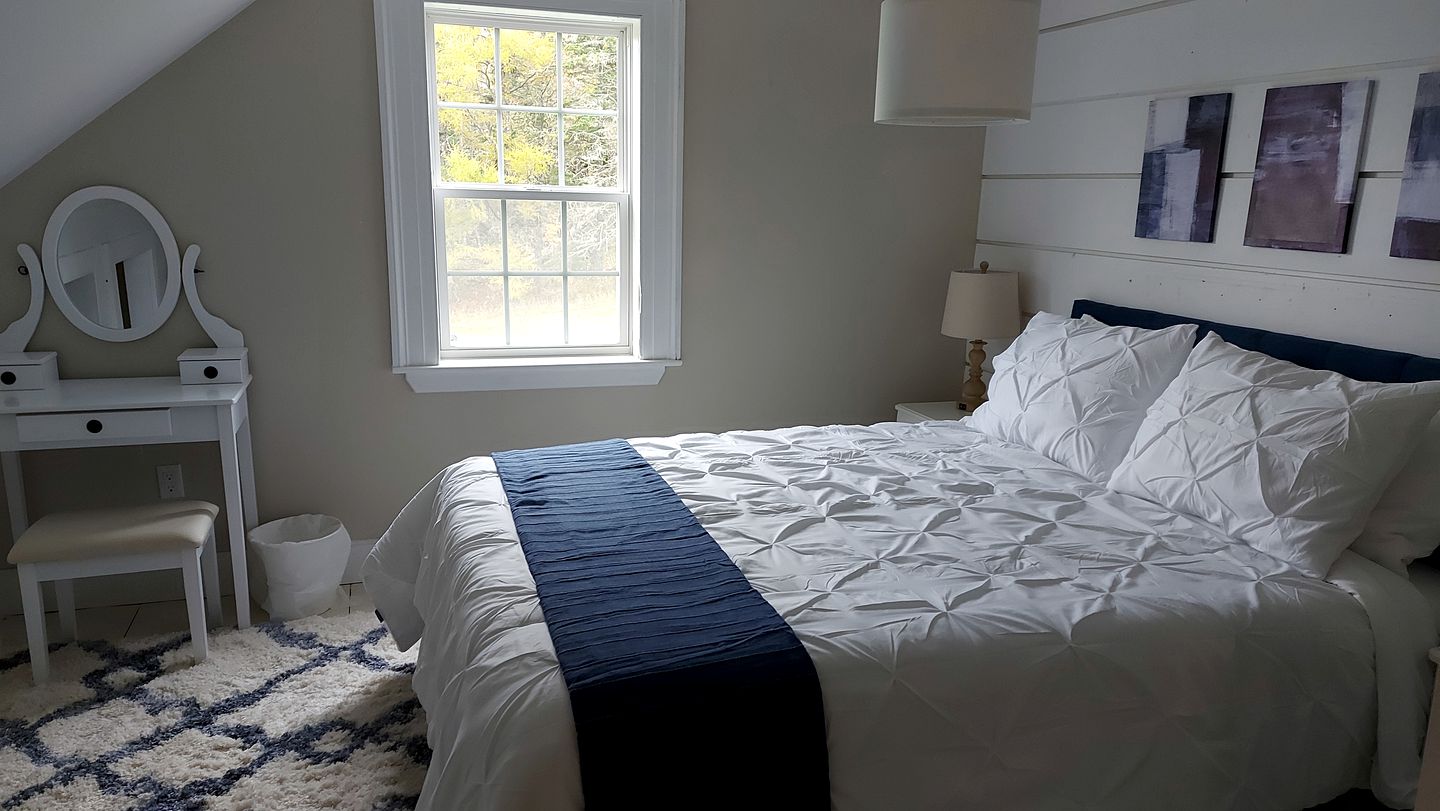 E﻿xperience Nature's Beauty: District of Guysborough Lakefront Cottage Escape