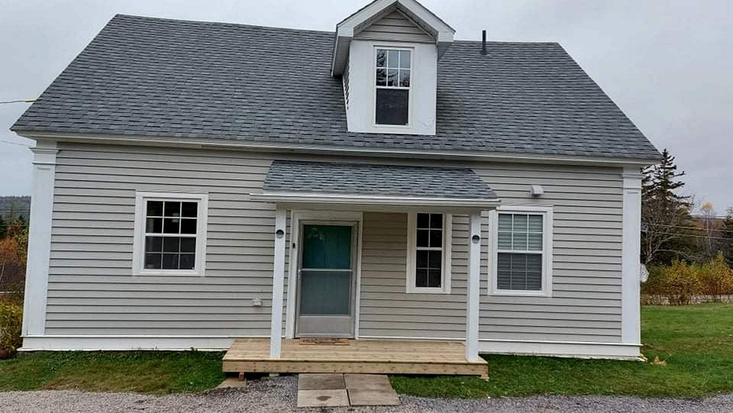E﻿xperience Nature's Beauty: District of Guysborough Lakefront Cottage Escape