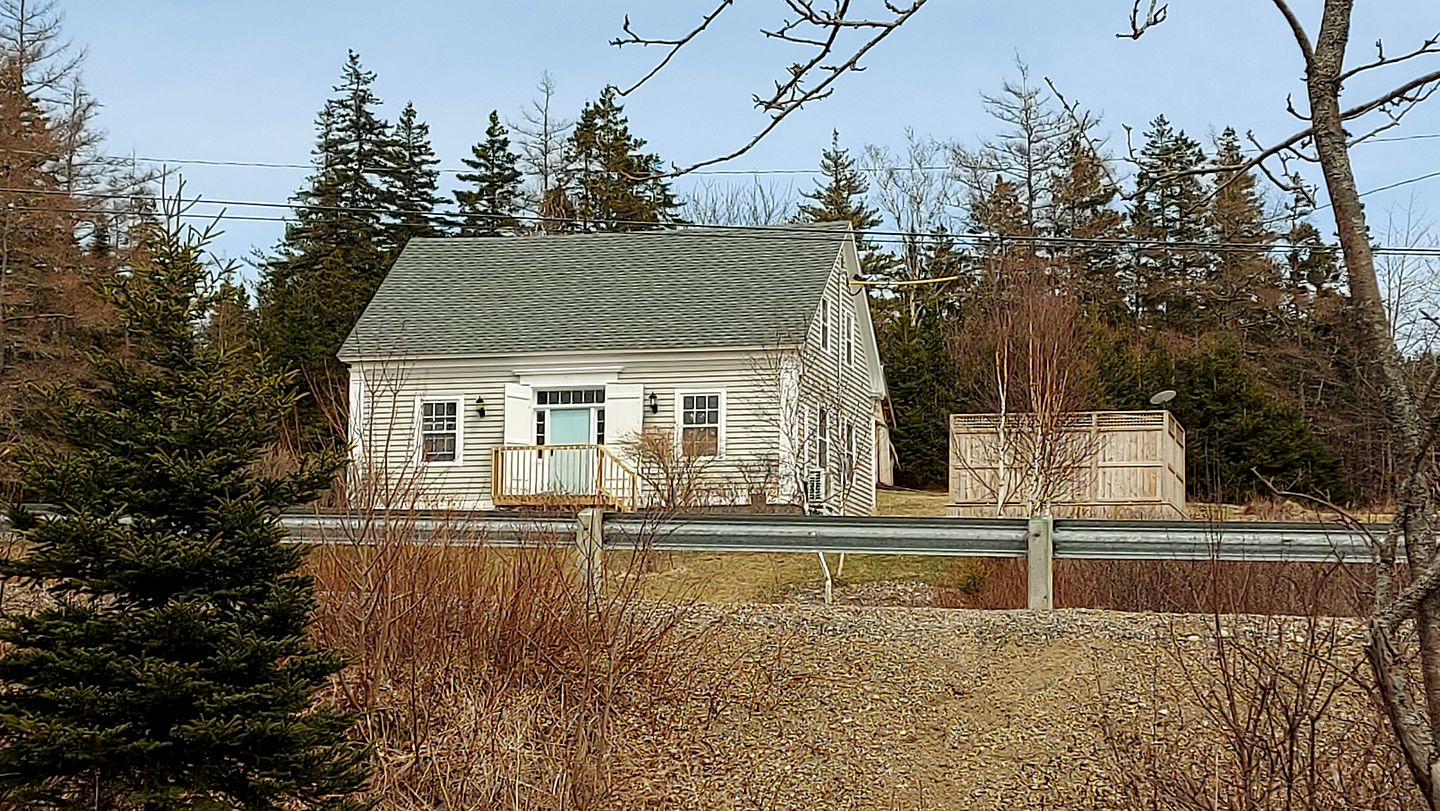 E﻿xperience Nature's Beauty: District of Guysborough Lakefront Cottage Escape