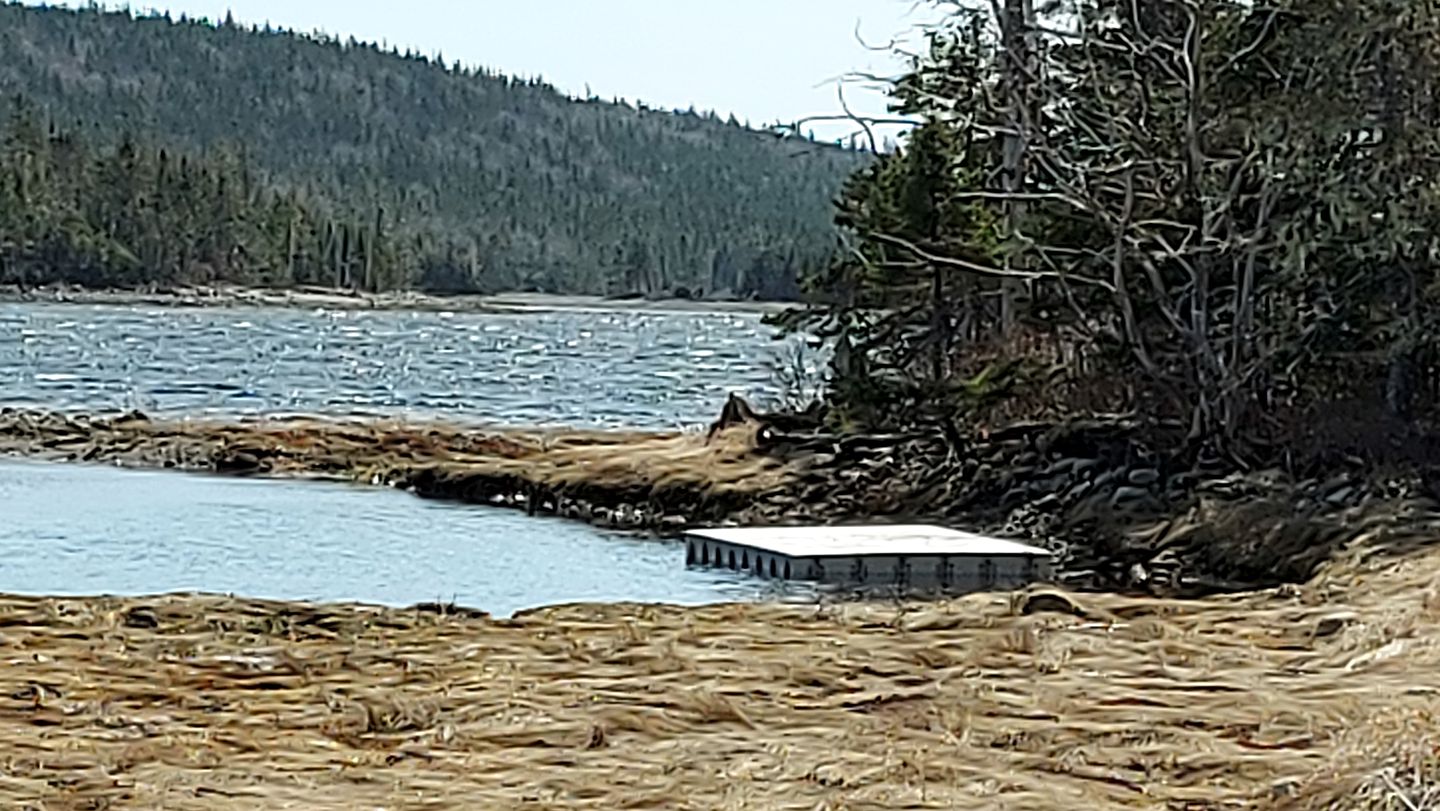 E﻿xperience Nature's Beauty: District of Guysborough Lakefront Cottage Escape