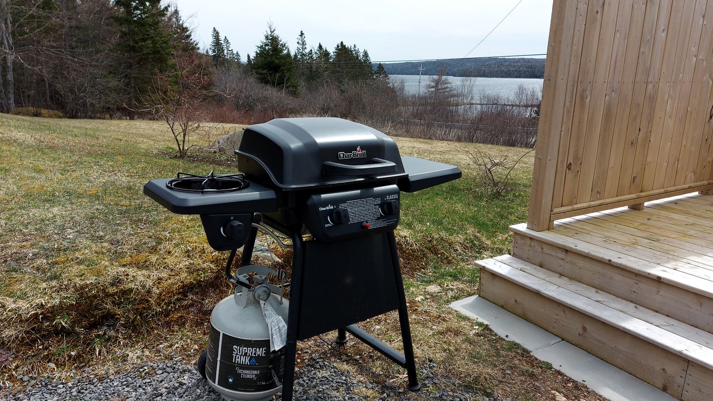E﻿xperience Nature's Beauty: District of Guysborough Lakefront Cottage Escape
