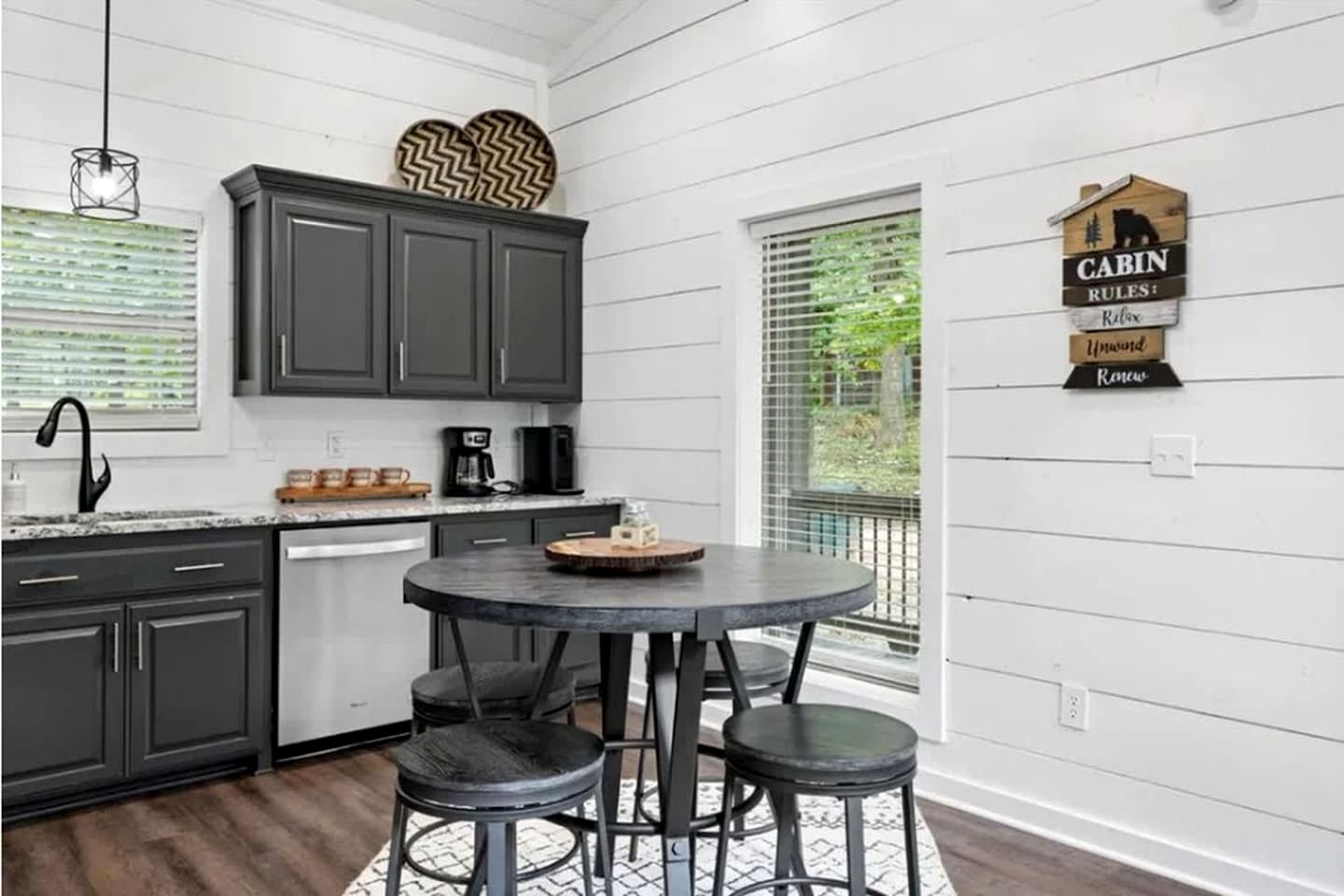 Cozy Cabin with Hot Tub & Fire Pit Near Broken Bow Lake, Broken Bow, OK