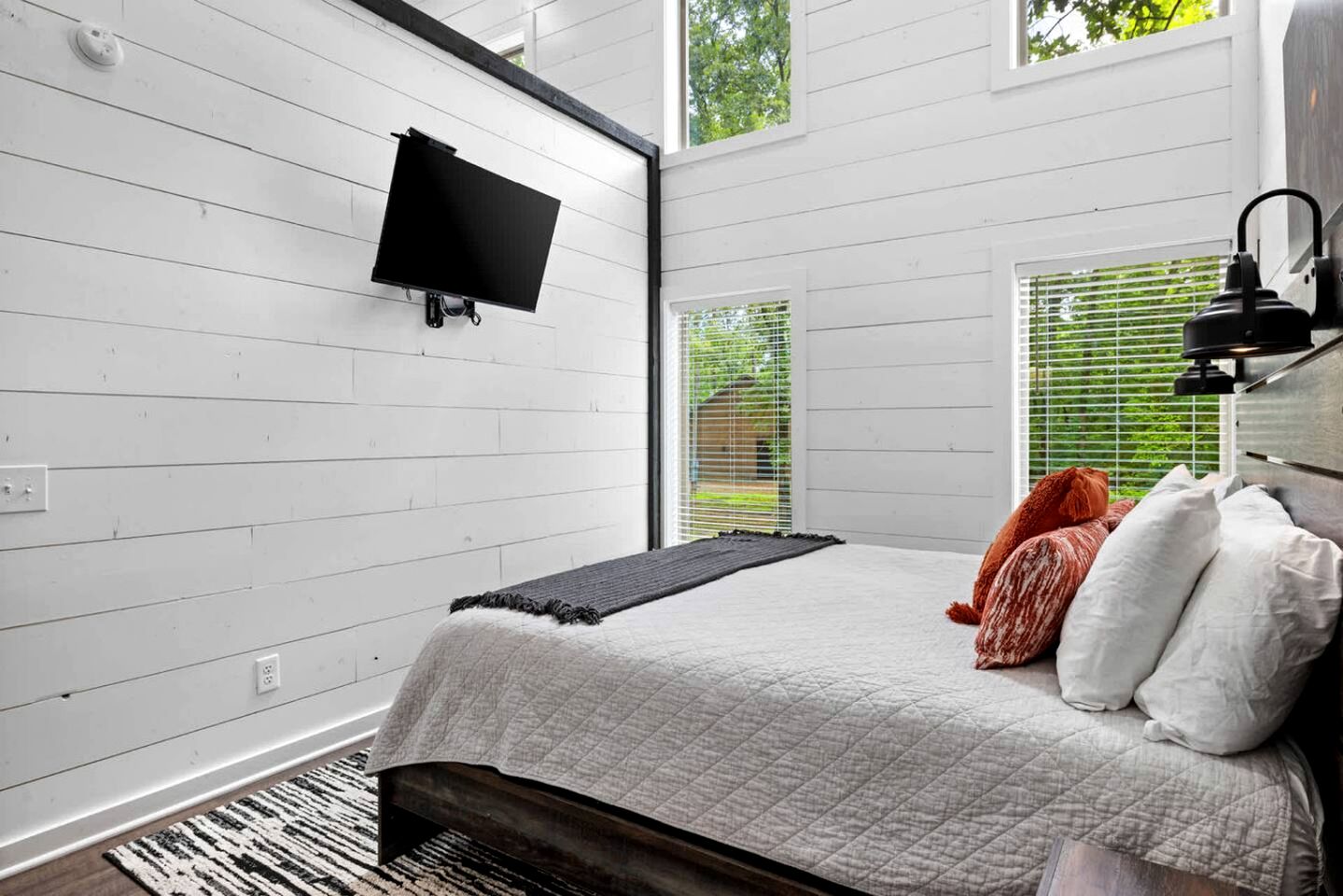 Cozy Cabin with Hot Tub & Fire Pit Near Broken Bow Lake, Broken Bow, OK