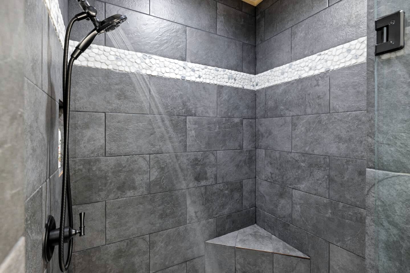 Cozy Cabin with Hot Tub & Fire Pit Near Broken Bow Lake, Broken Bow, OK