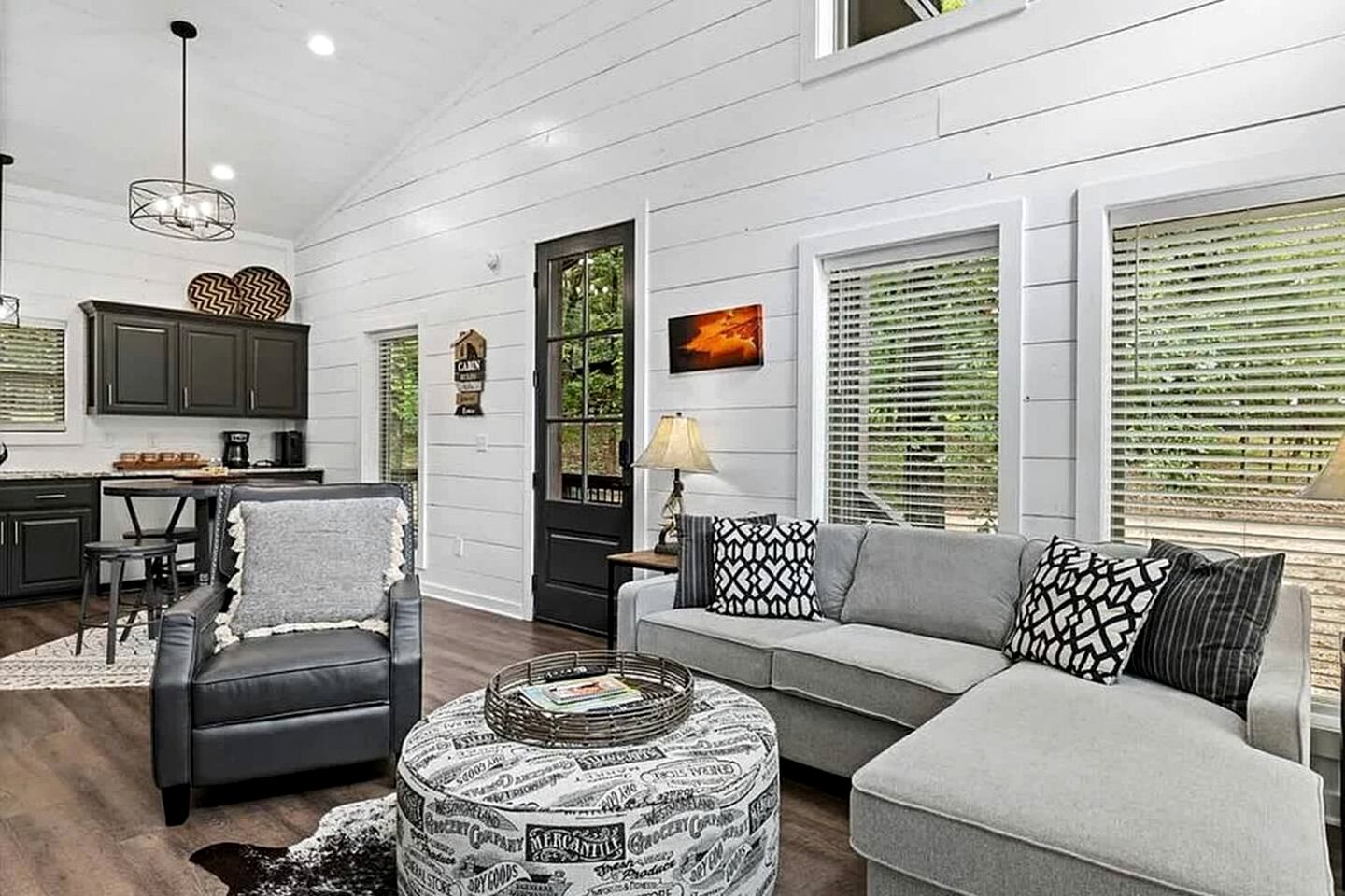 Cozy Cabin with Hot Tub & Fire Pit Near Broken Bow Lake, Broken Bow, OK