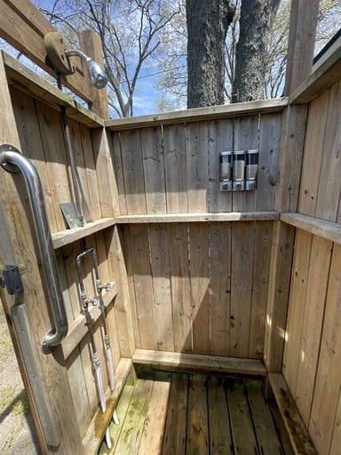 Cabins (Canada, Leamington, Ontario)