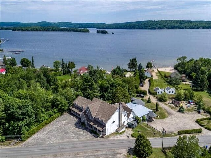 Cozy Lakefront Suite Rental with Perfect for Outdoor Activities in Lac des Plages, Quebec