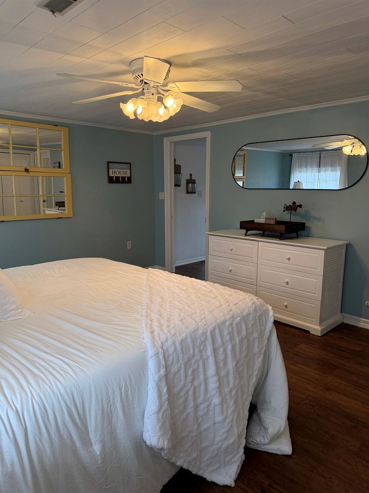 Cozy Lakefront Cabin with Pontoon and Paddleboards Near Fremont, Indiana