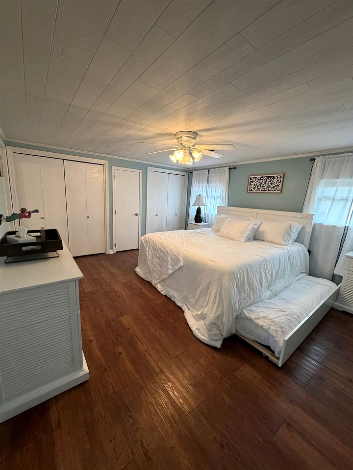 Cozy Lakefront Cabin with Pontoon and Paddleboards Near Fremont, Indiana