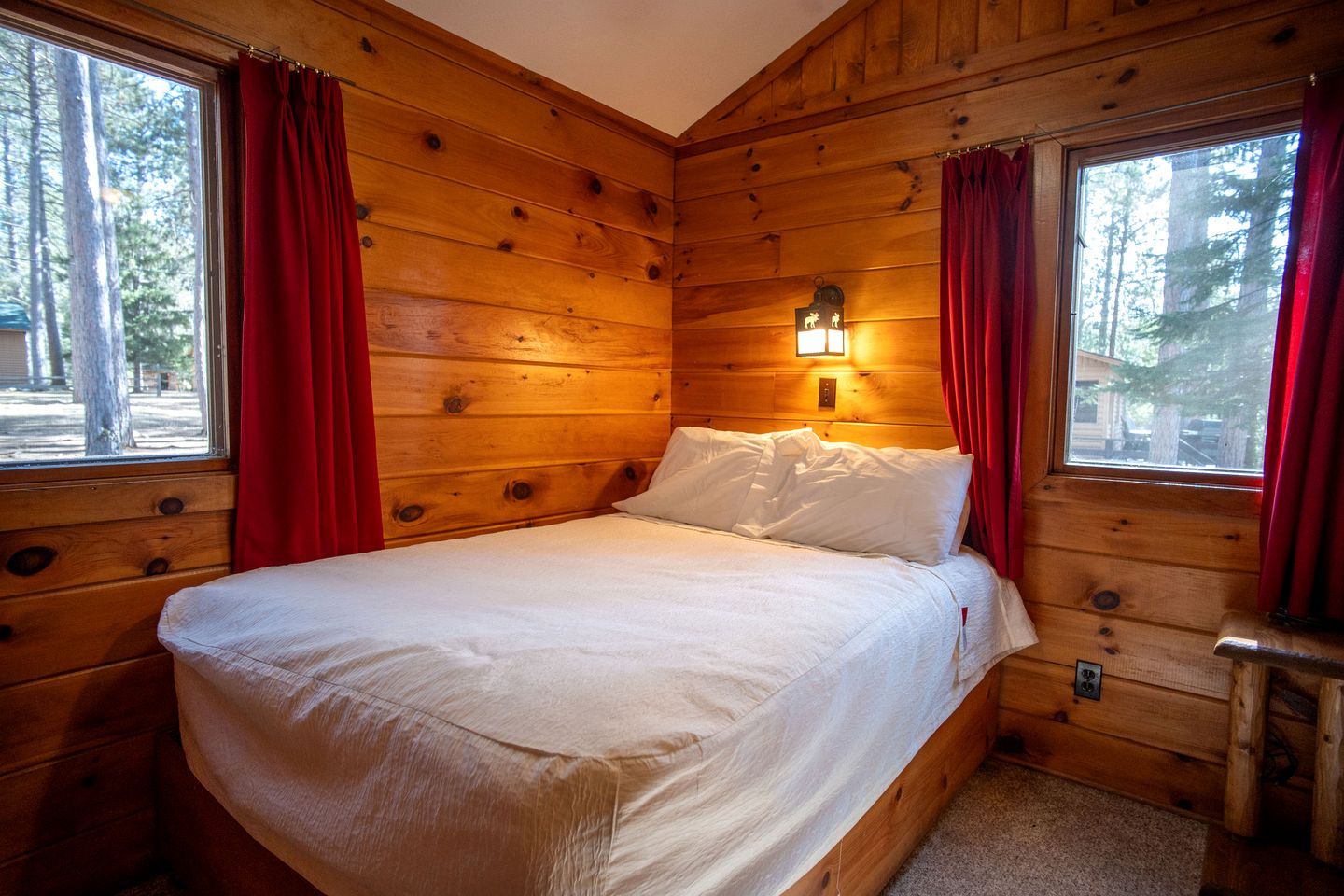 Cozy Lakefront Honeymoon Cabin with Fireplace & Marina Access Near Babbitt, Minnesota