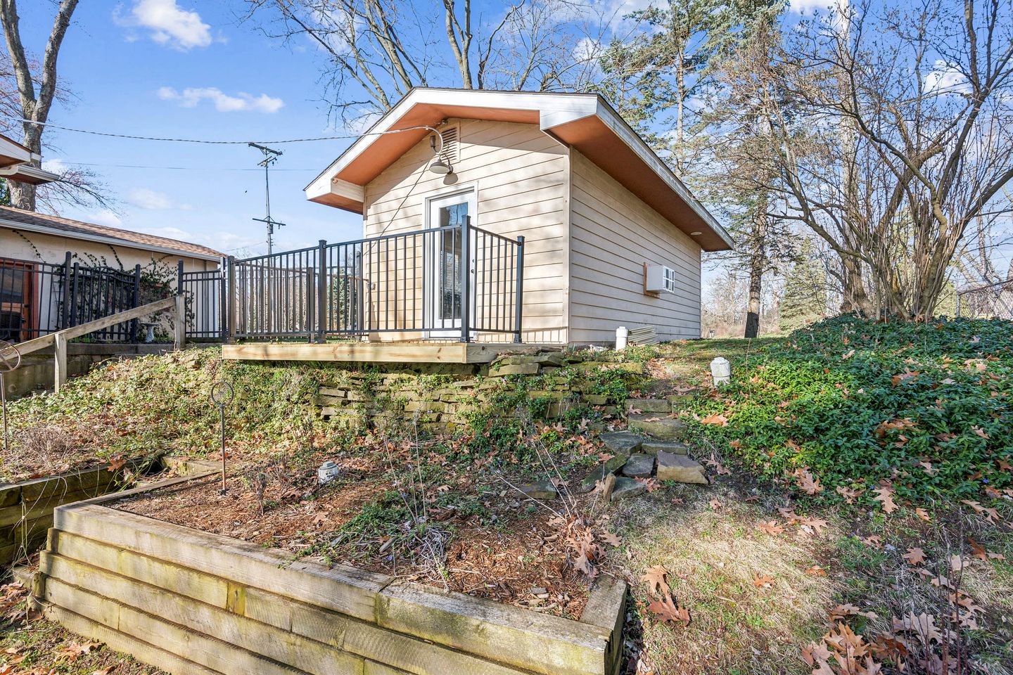 Charming Lakefront Cabin Amazing to Reconnect with Nature in Kalamazoo, Michigan