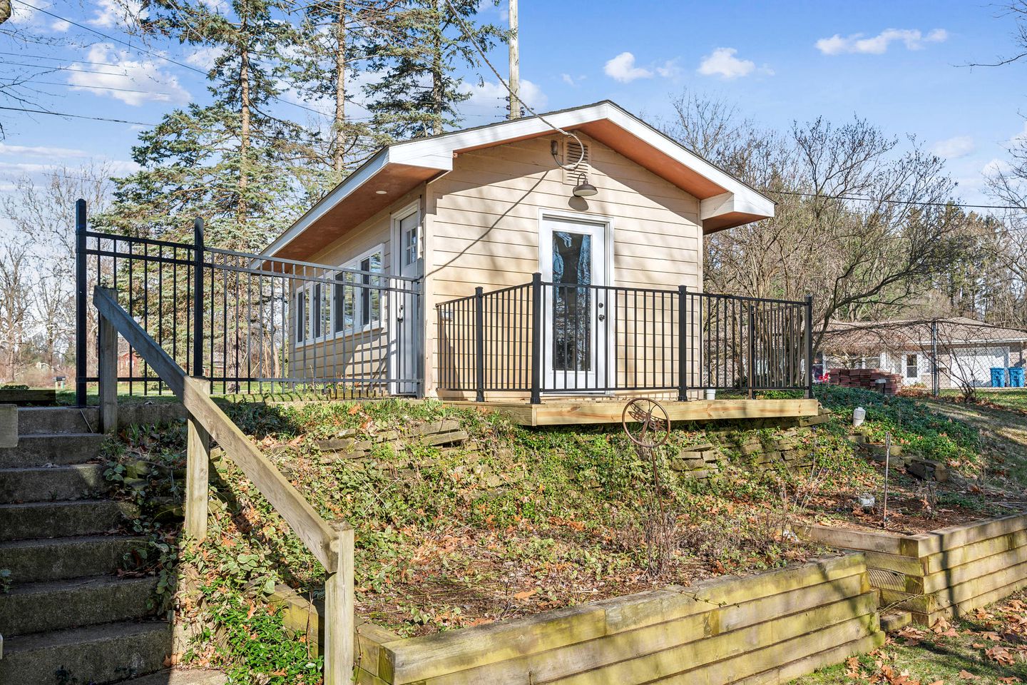 Charming Lakefront Cabin Amazing to Reconnect with Nature in Kalamazoo, Michigan