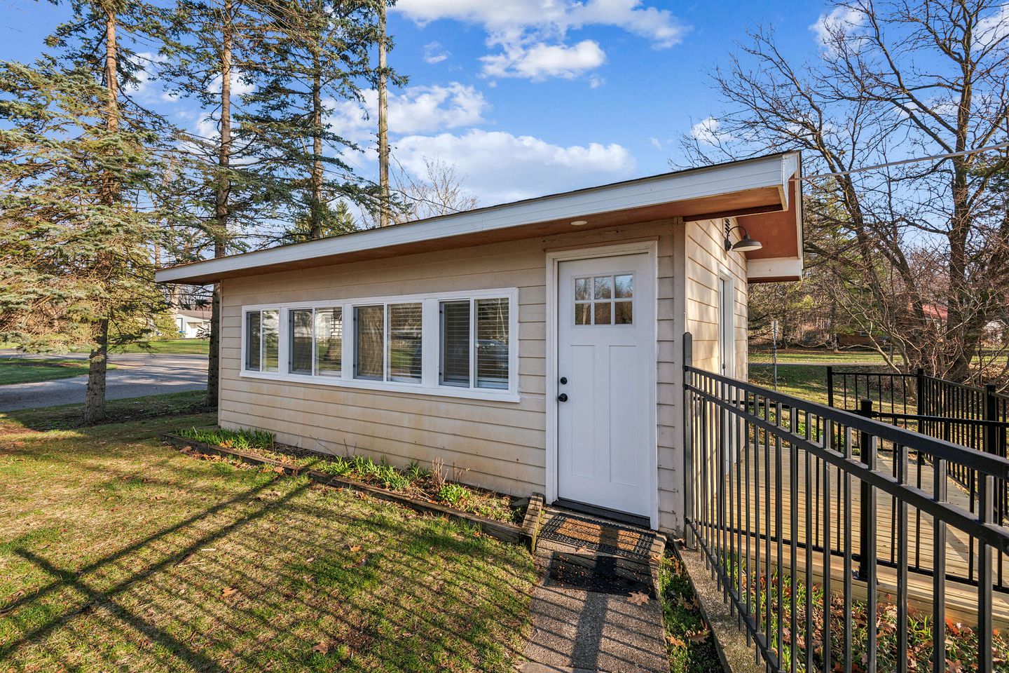 Charming Lakefront Cabin Amazing to Reconnect with Nature in Kalamazoo, Michigan