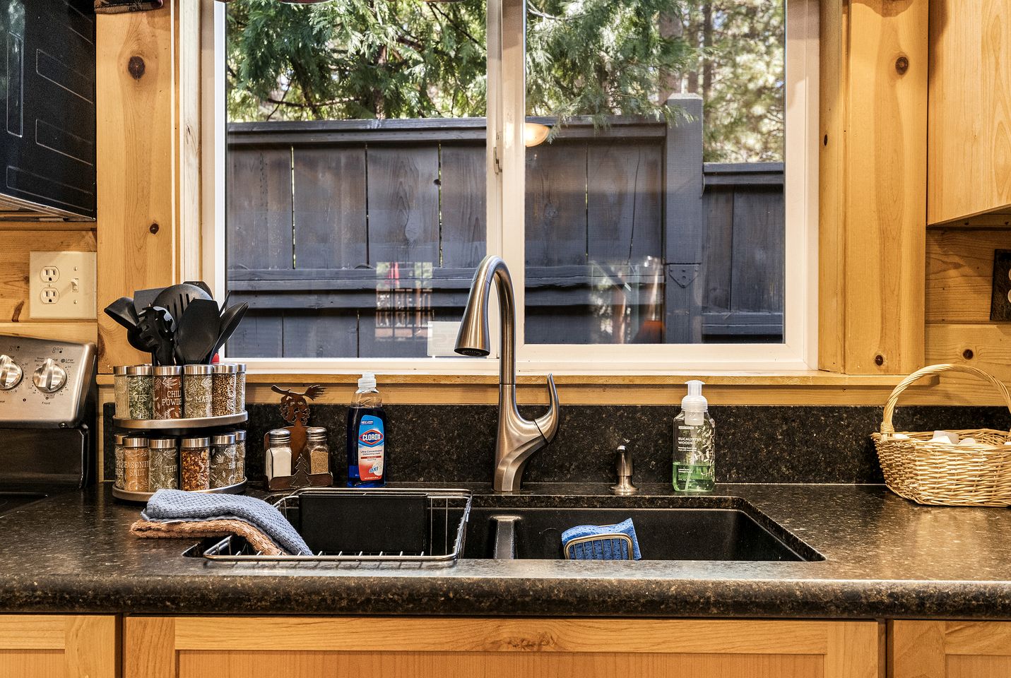 Cozy Lakeside Cabin, Steps from Lake Almanor and Close to Lassen Volcanic National Park in California