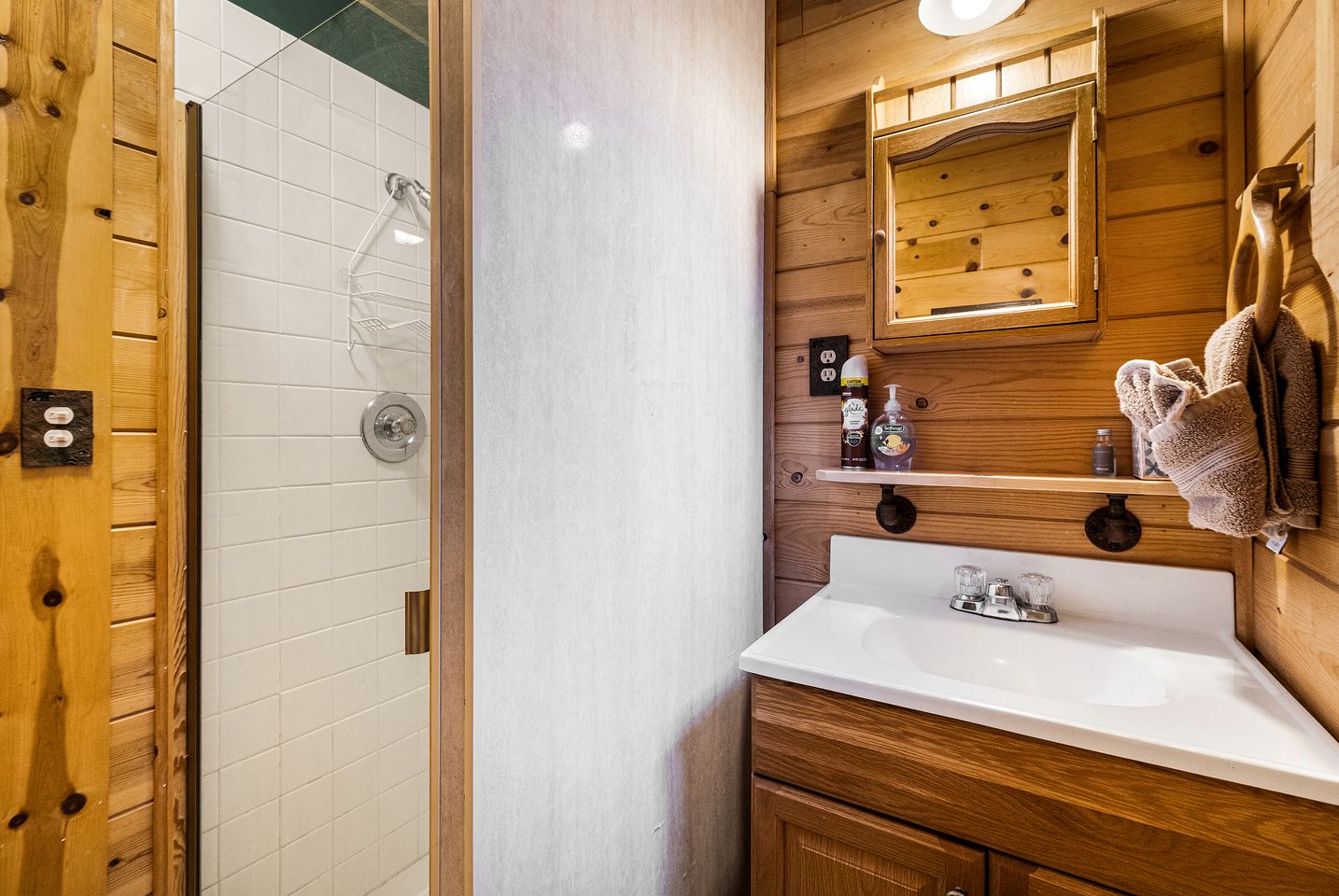 Cozy Lakeside Cabin, Steps from Lake Almanor and Close to Lassen Volcanic National Park in California