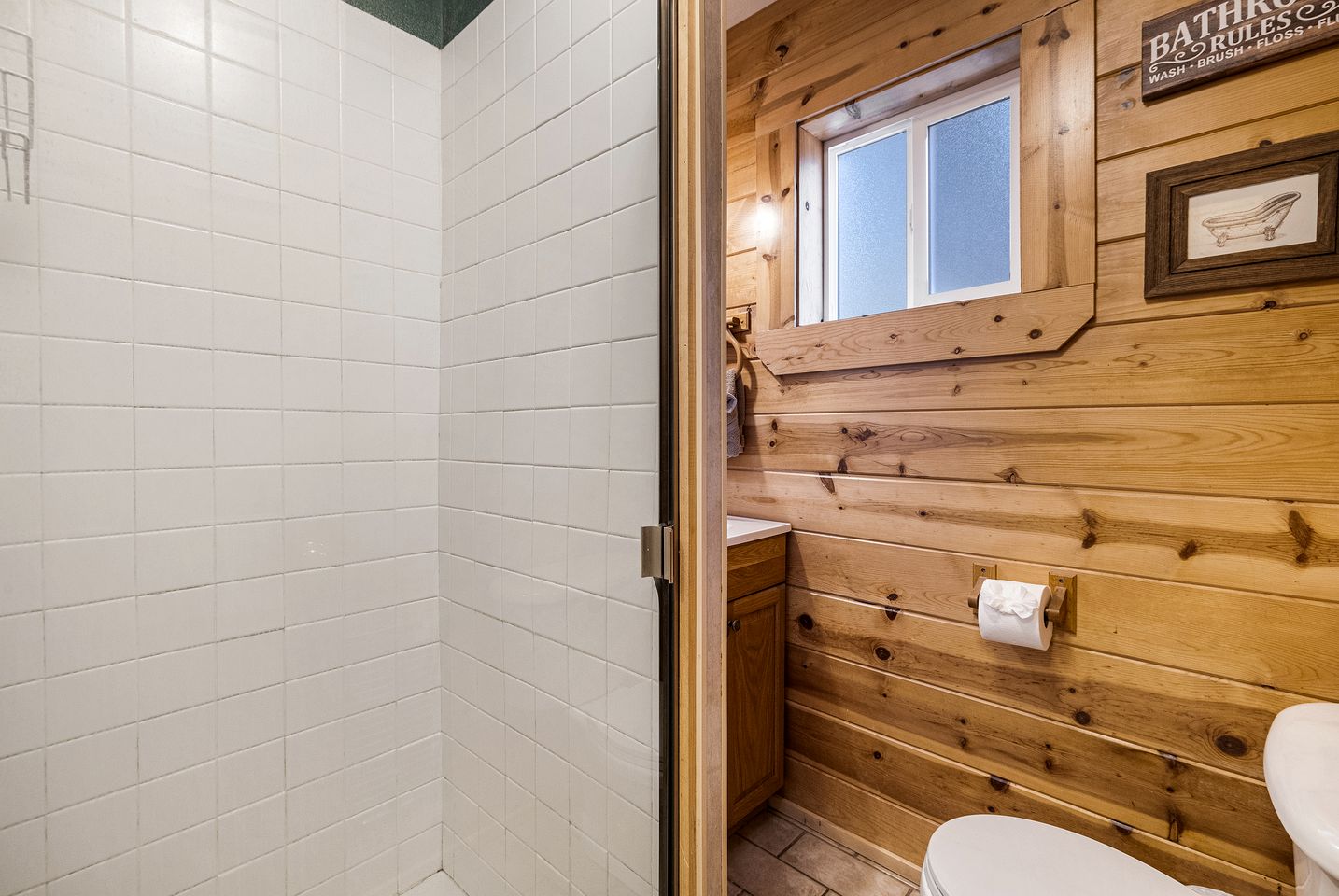 Cozy Lakeside Cabin, Steps from Lake Almanor and Close to Lassen Volcanic National Park in California
