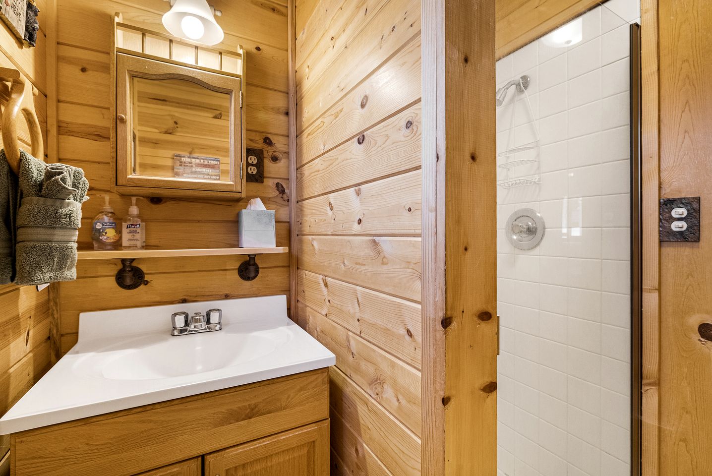 Cozy Lakeside Cabin, Steps from Lake Almanor and Close to Lassen Volcanic National Park in California