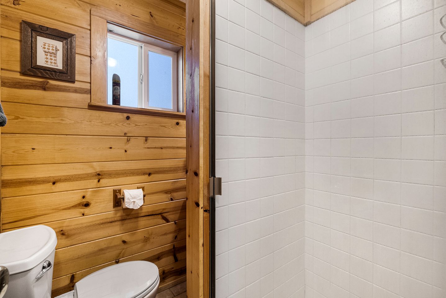 Cozy Lakeside Cabin, Steps from Lake Almanor and Close to Lassen Volcanic National Park in California