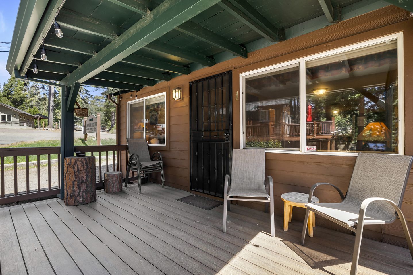Cozy Lakeside Cabin, Steps from Lake Almanor and Close to Lassen Volcanic National Park in California