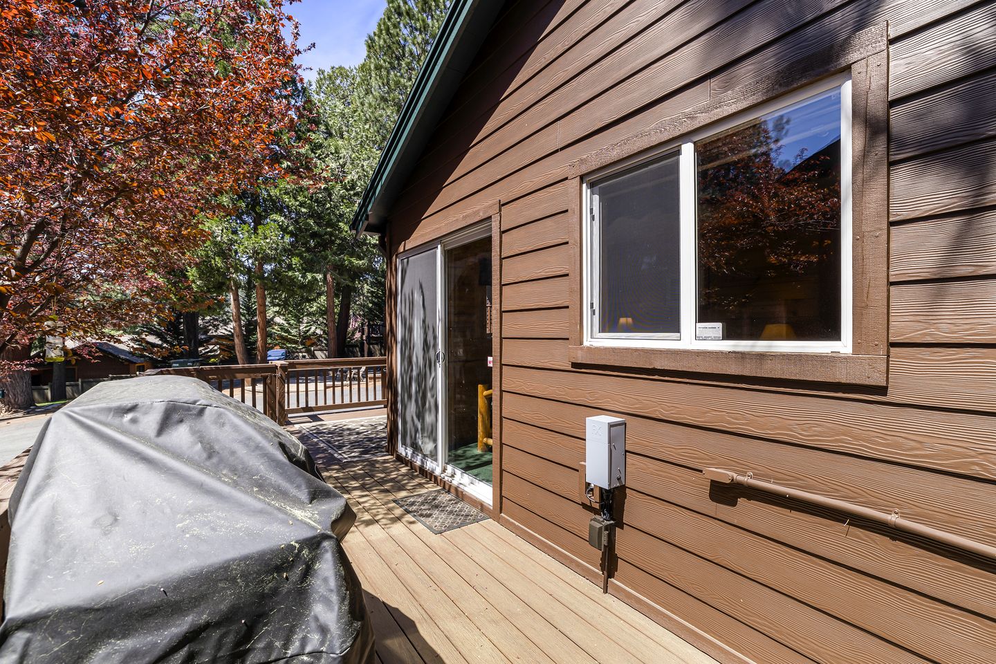 Cozy Lakeside Cabin, Steps from Lake Almanor and Close to Lassen Volcanic National Park in California