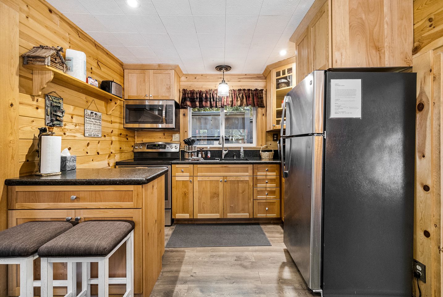 Cozy Lakeside Cabin, Steps from Lake Almanor and Close to Lassen Volcanic National Park in California