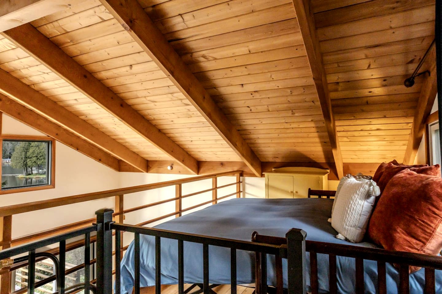 Tranquil Waterfront Cabin on Cain Lake for a Cozy Glamping Getaway in Sedro-Woolley, WA