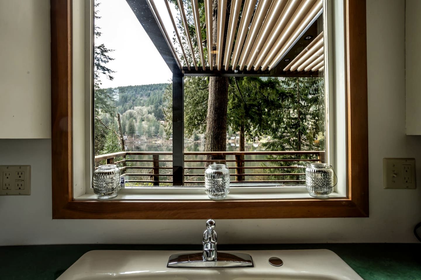 Tranquil Waterfront Cabin on Cain Lake for a Cozy Glamping Getaway in Sedro-Woolley, WA