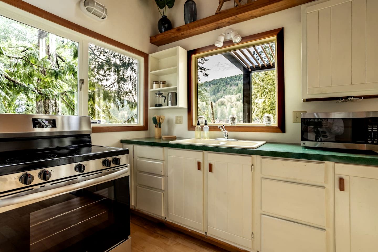 Tranquil Waterfront Cabin on Cain Lake for a Cozy Glamping Getaway in Sedro-Woolley, WA