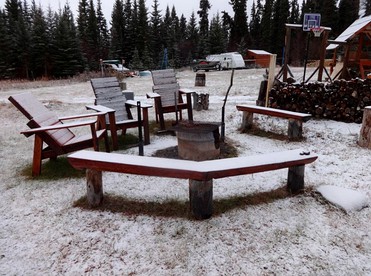 Cozy Lakeside Log Cabin in the Forests of Yukon, Canada photo 4